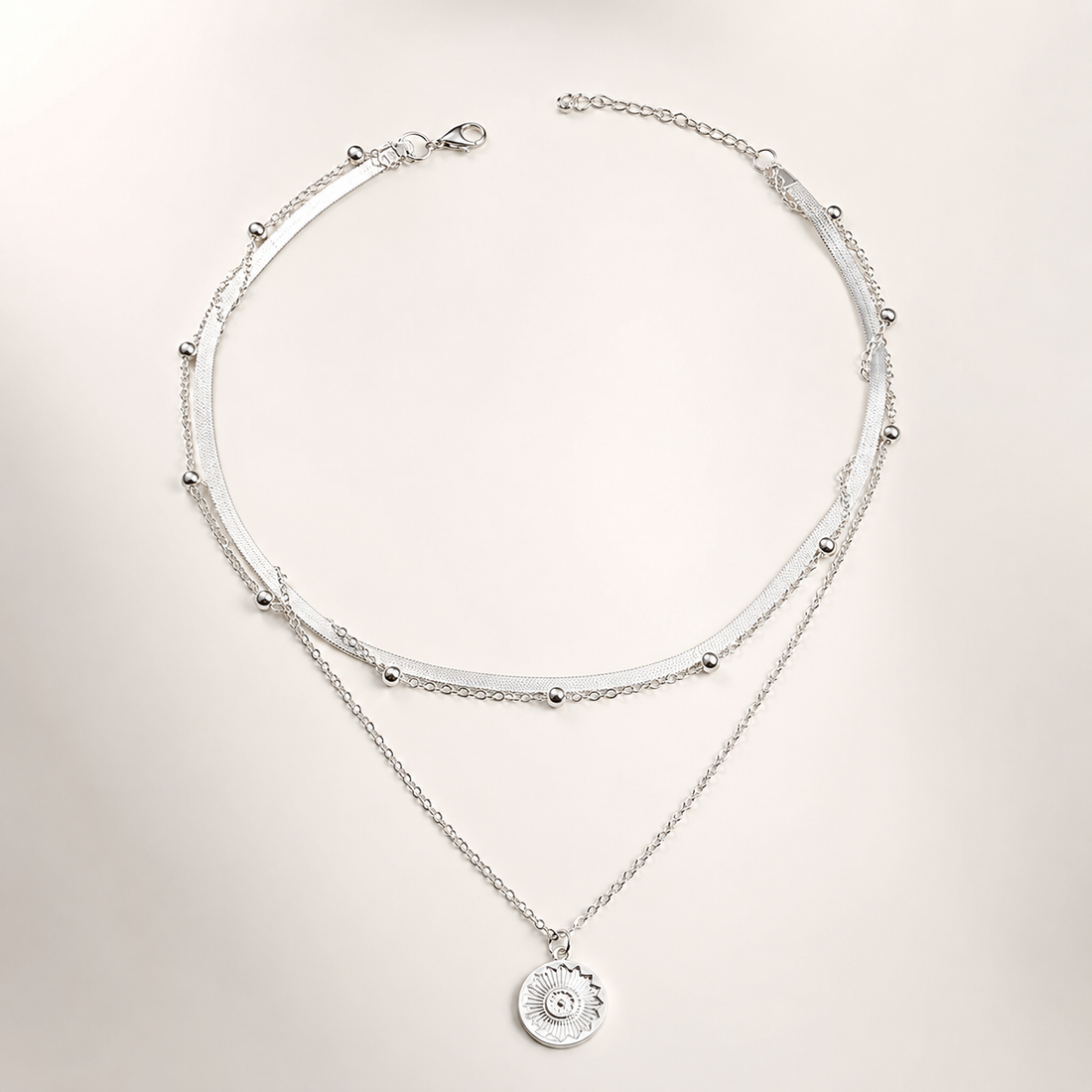 Élégance radieuse – Collier classique en argent