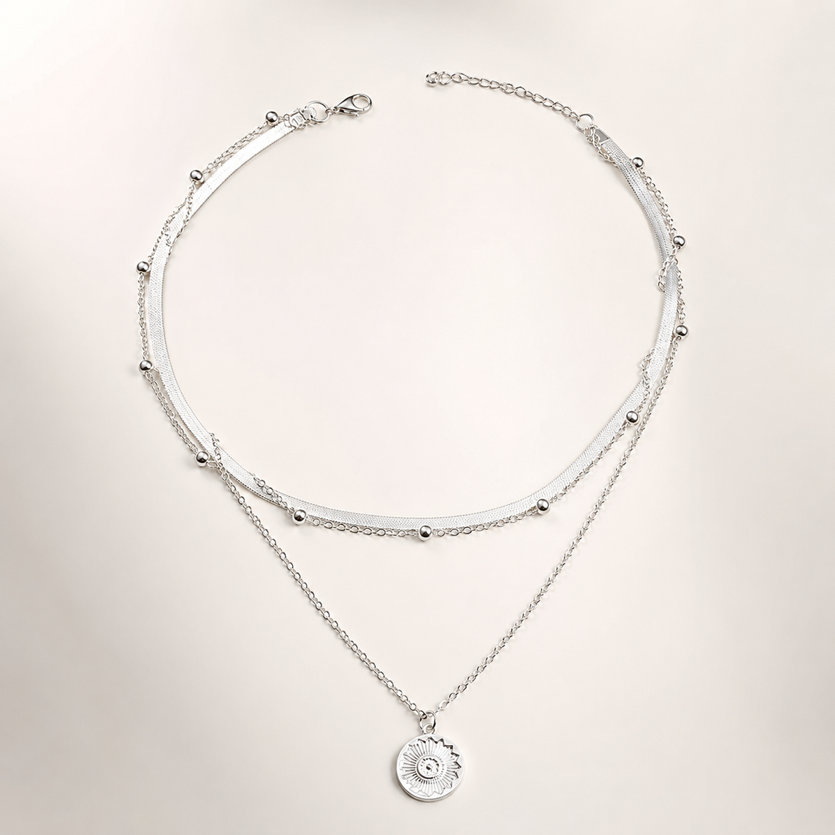 Élégance radieuse – Collier classique en argent