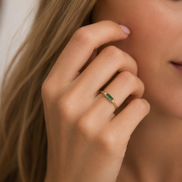 Fen - Bague baguette douce avec détail vert
