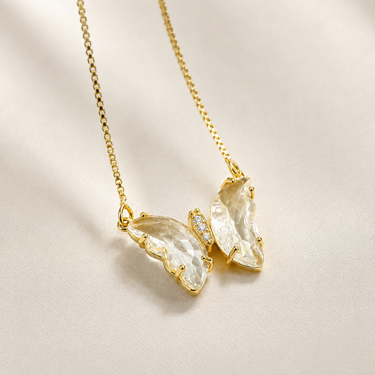 Evelyn - Collier en cristal en forme de papillon