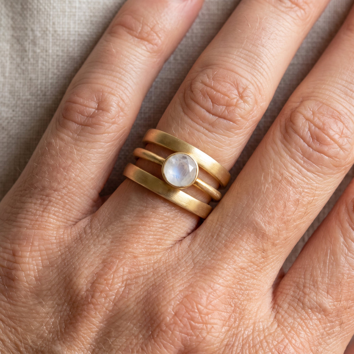 Jaira – Bague vintage en or avec pierre de lune intégrée