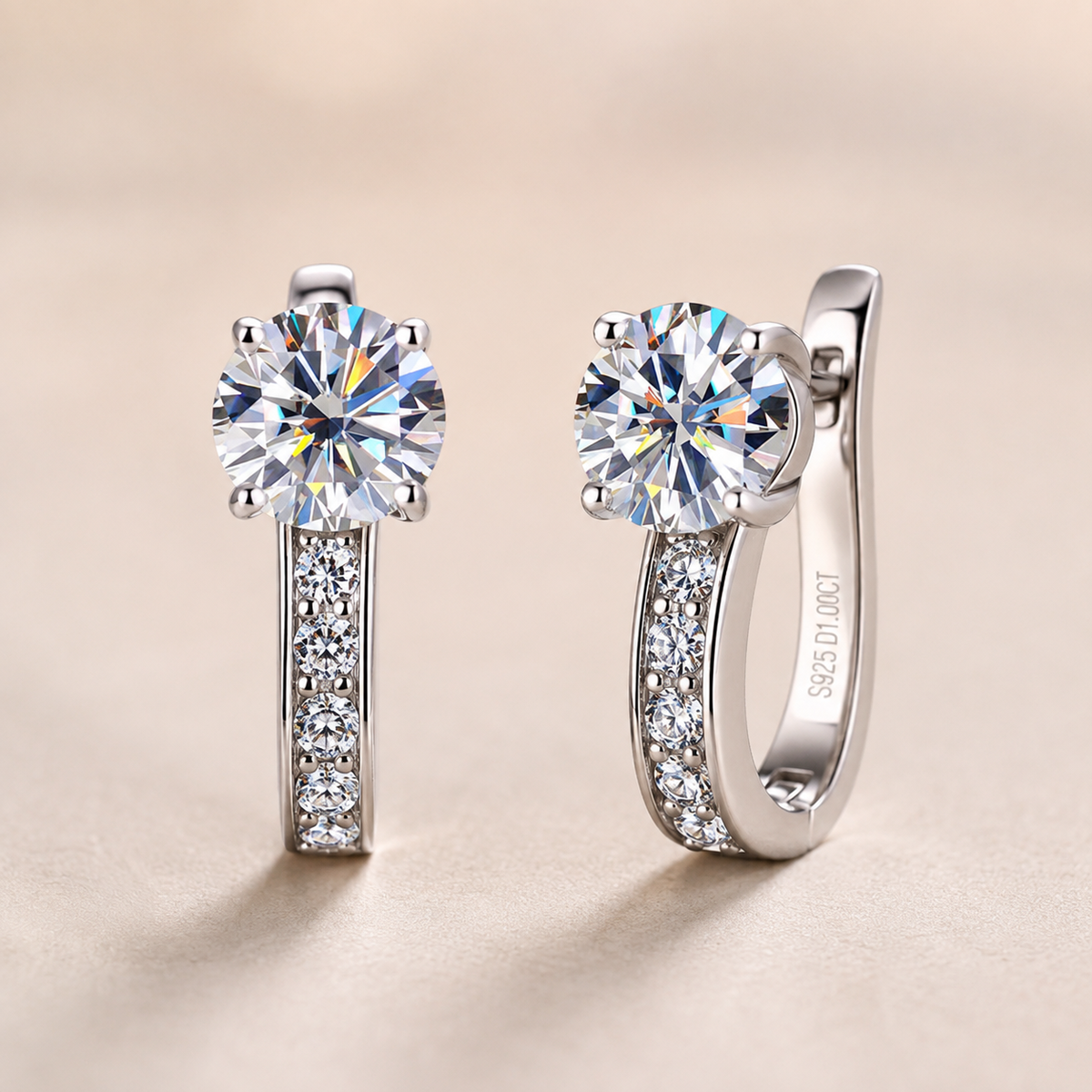 Nathalie – Boucles d'oreilles Huggie en Moissanite en or 18K