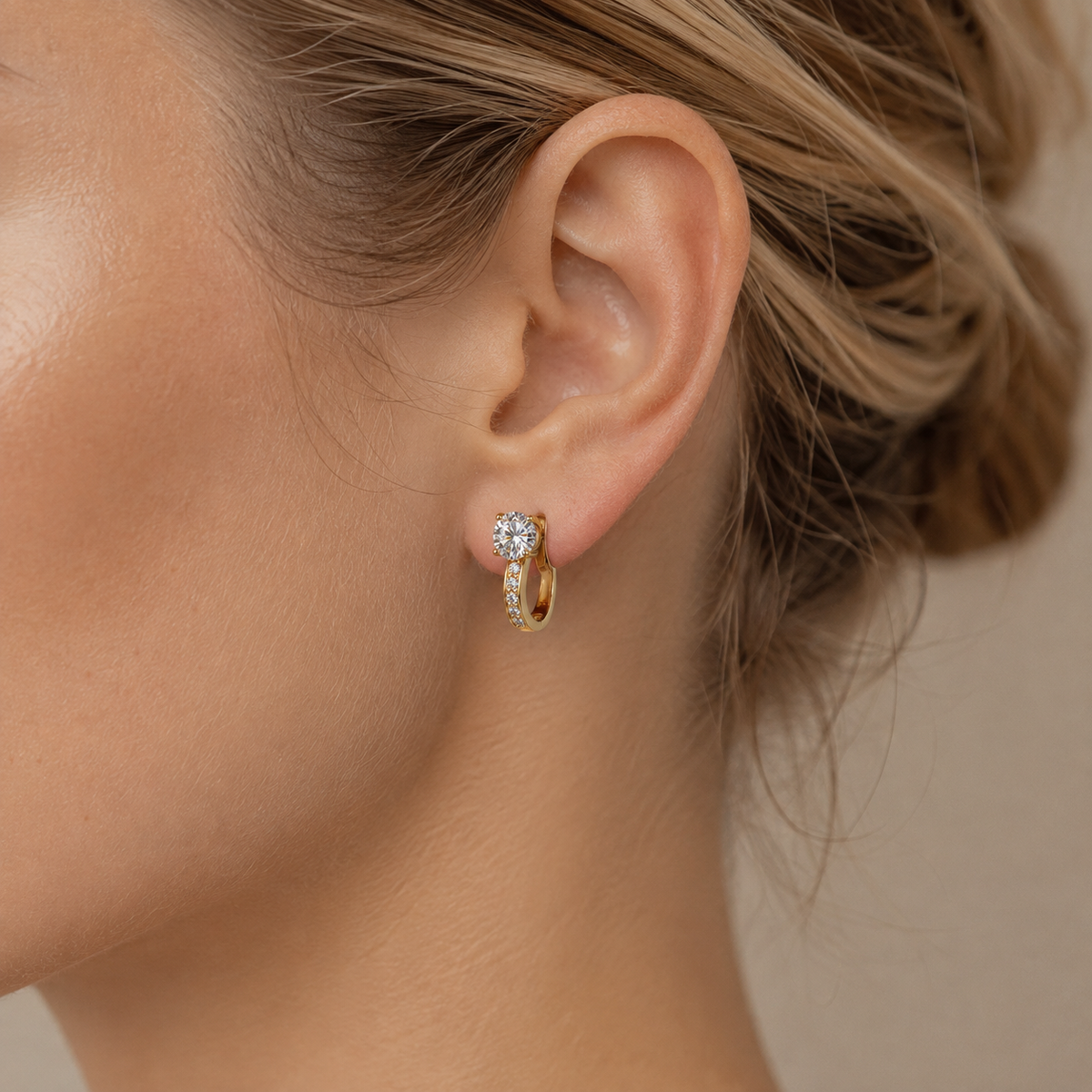 Nathalie – Boucles d'oreilles Huggie en Moissanite en or 18K