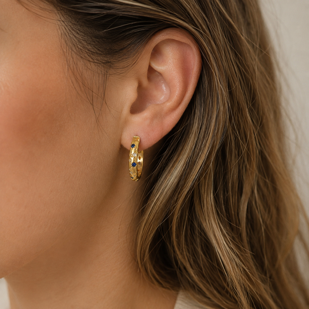 Maelis – Créoles vintage dorées avec zirconia bleue