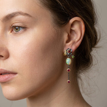 Zyra – Boucles d'oreilles boho avec opale et zircon rouge