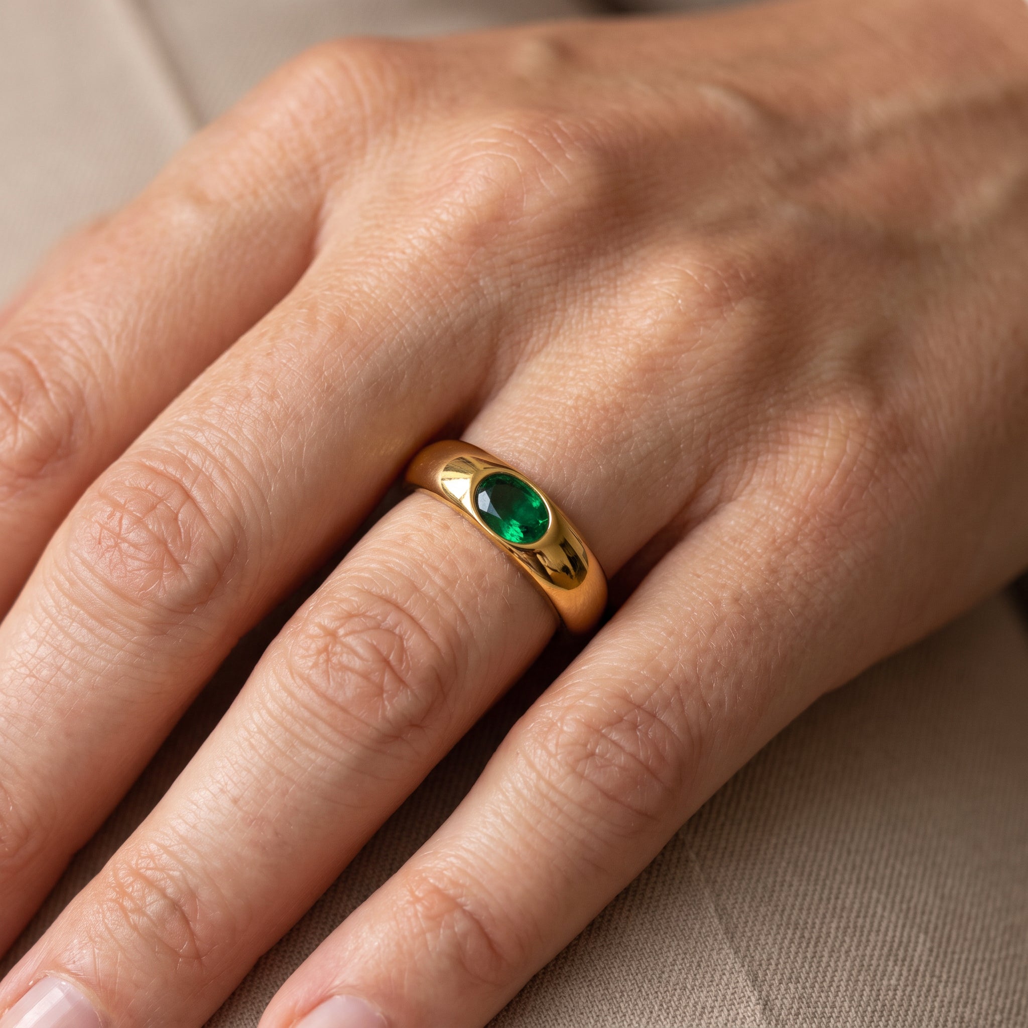 Bague en or avec gemme d'émeraude