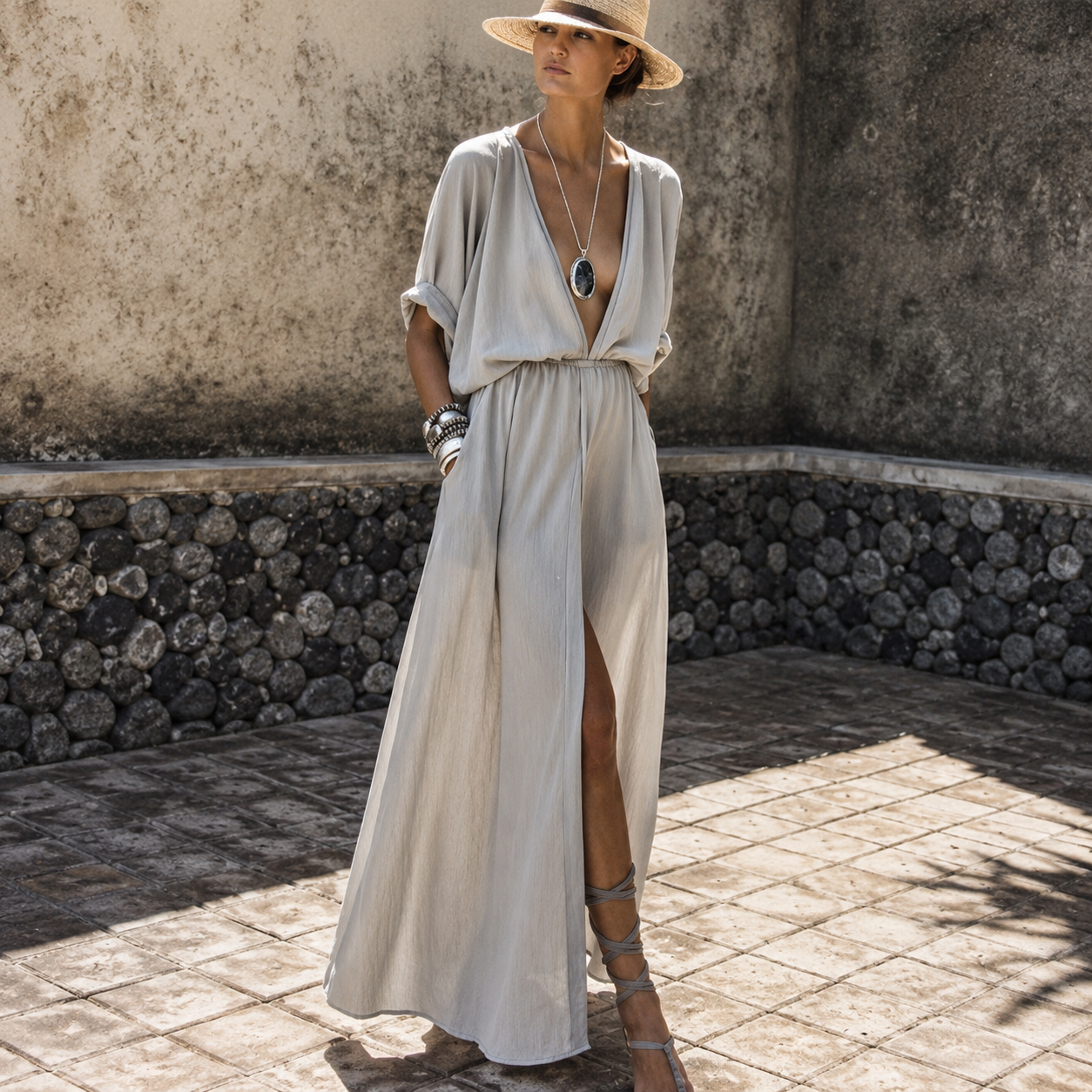 Nicole - Robe longue élégante avec une fente latérale frappante