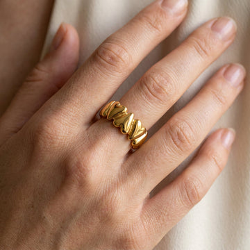 Elena - Bague de cœur instable en or