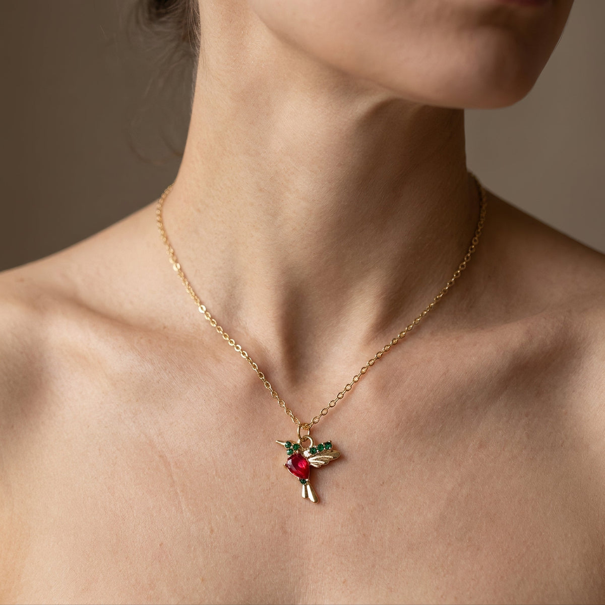 Jada – Collier colibri en émail et zircon