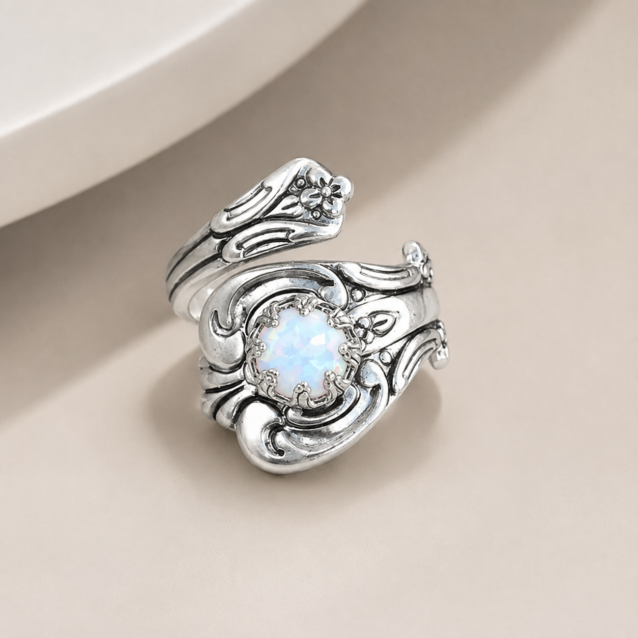Maelle – Bague ajustable avec opale blanche