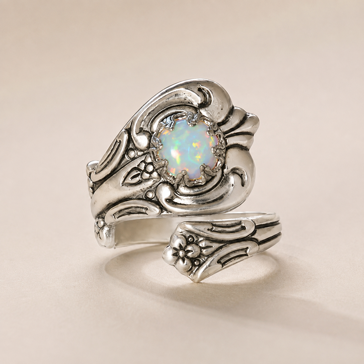 Maelle – Bague ajustable avec opale blanche