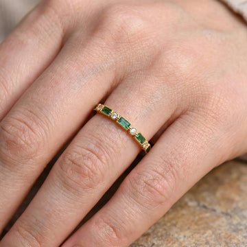 Sana – Bague vintage dorée avec zircon vert serti