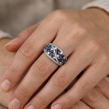 Julie – Bague vintage avec zirconia bleue et détail doré