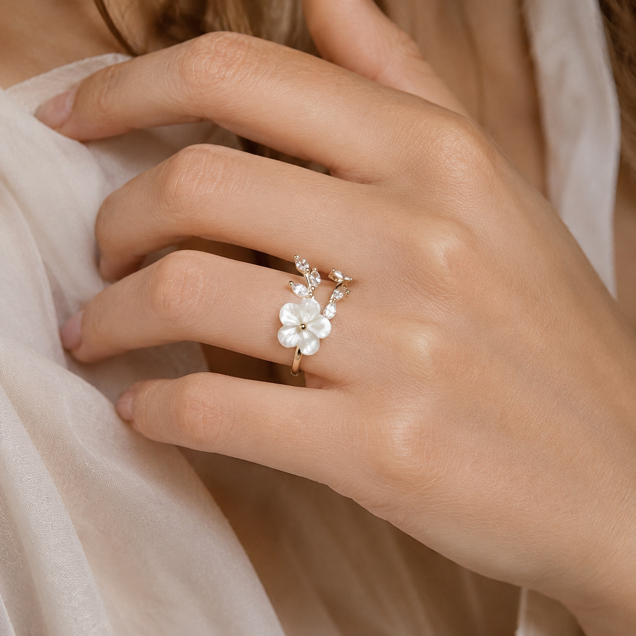 Mayla – Bague florale avec fleurs blanches et zirconias