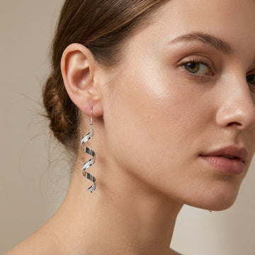 Jia – Boucles d'oreilles spirales en argent brillantes