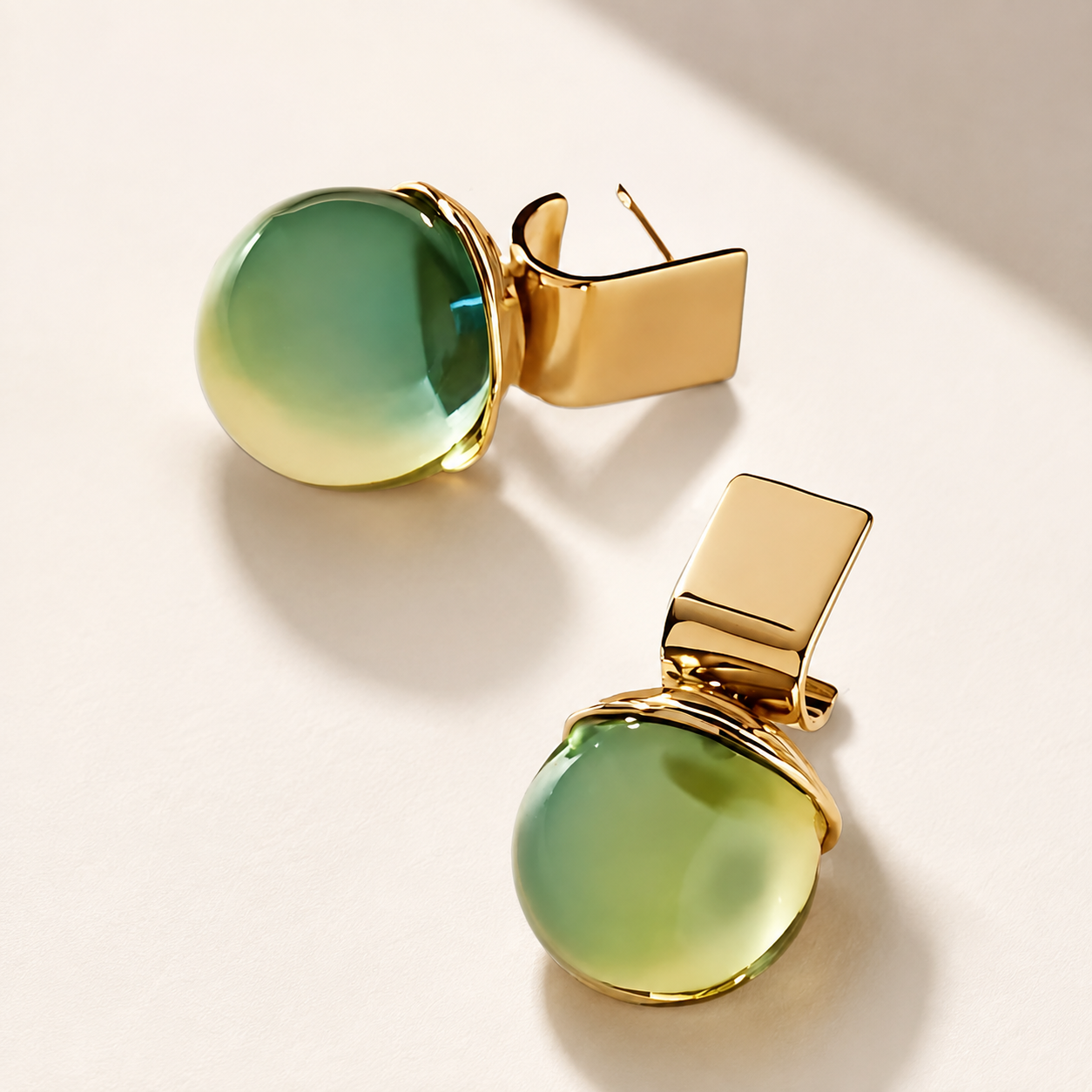 Charlie - Boucles d'oreilles vintage avec cristal vert et accents dorés