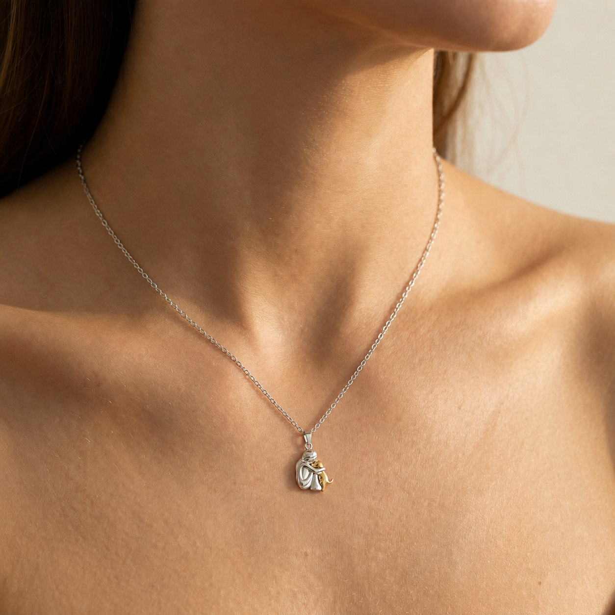 Miwa – Collier avec petite fille et chien en étreinte