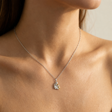 Miwa – Collier avec petite fille et chien en étreinte