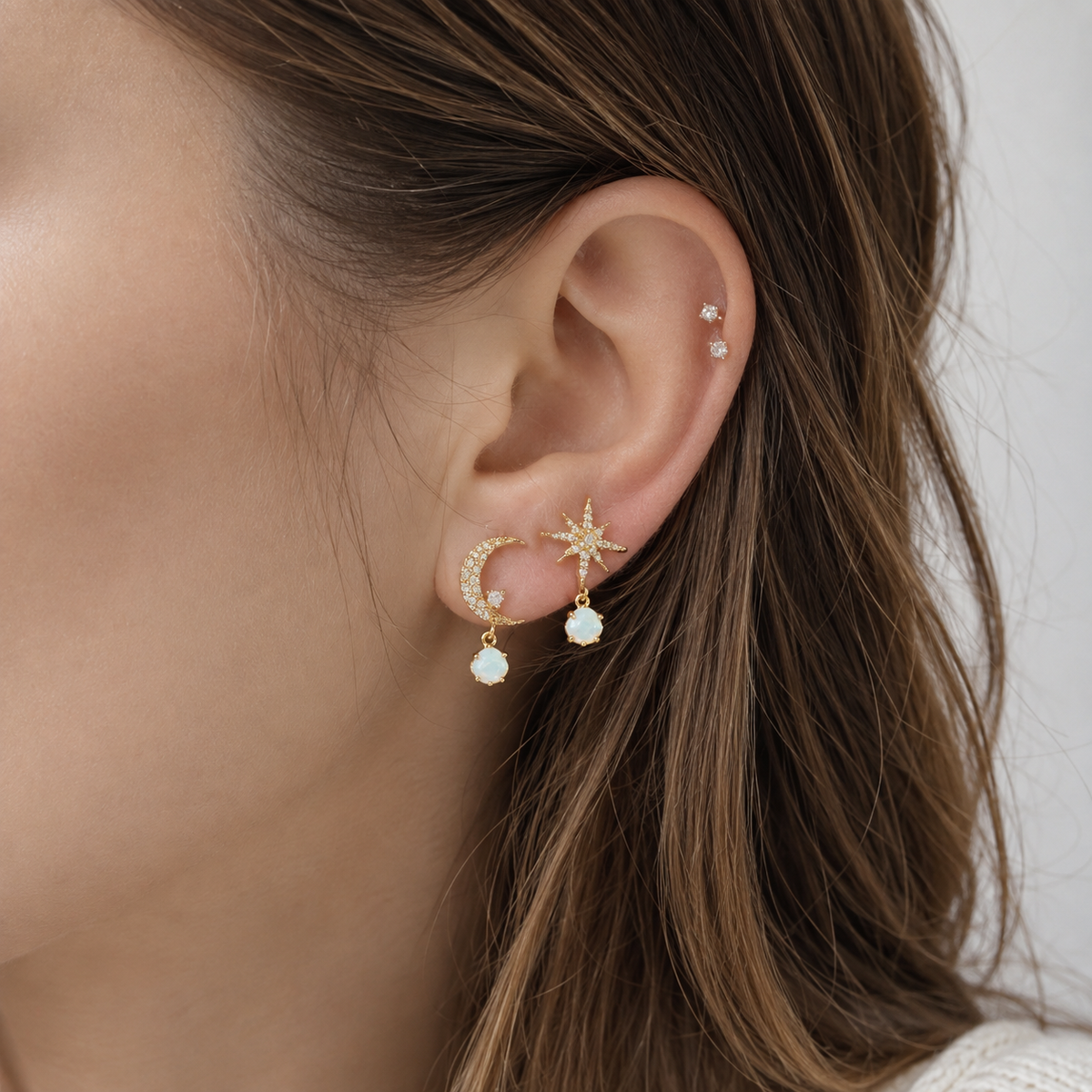 Astra – Boucles d'oreilles Dorées de Lune et Étoile en Opale