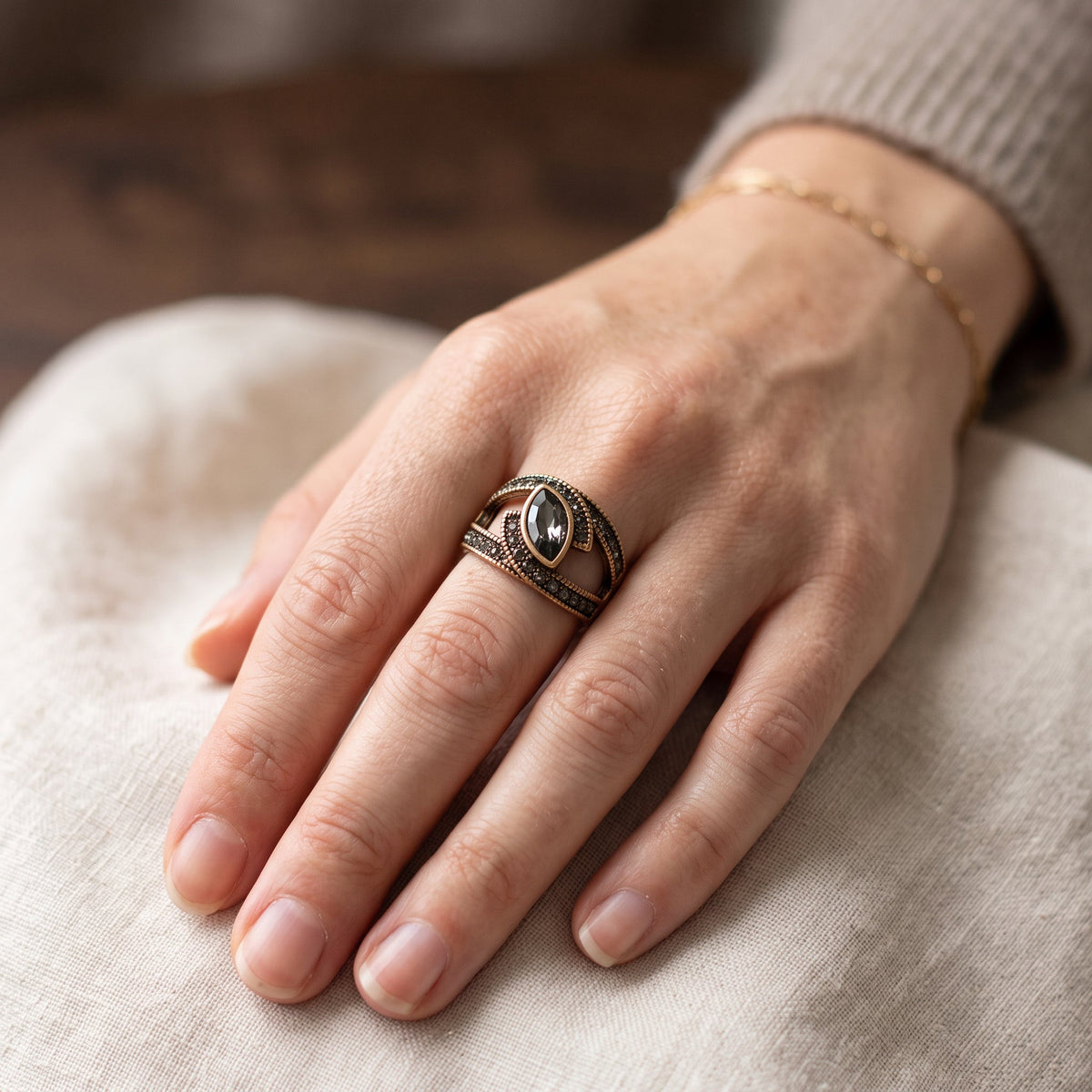 Amena – Bague élégante en cristal noir