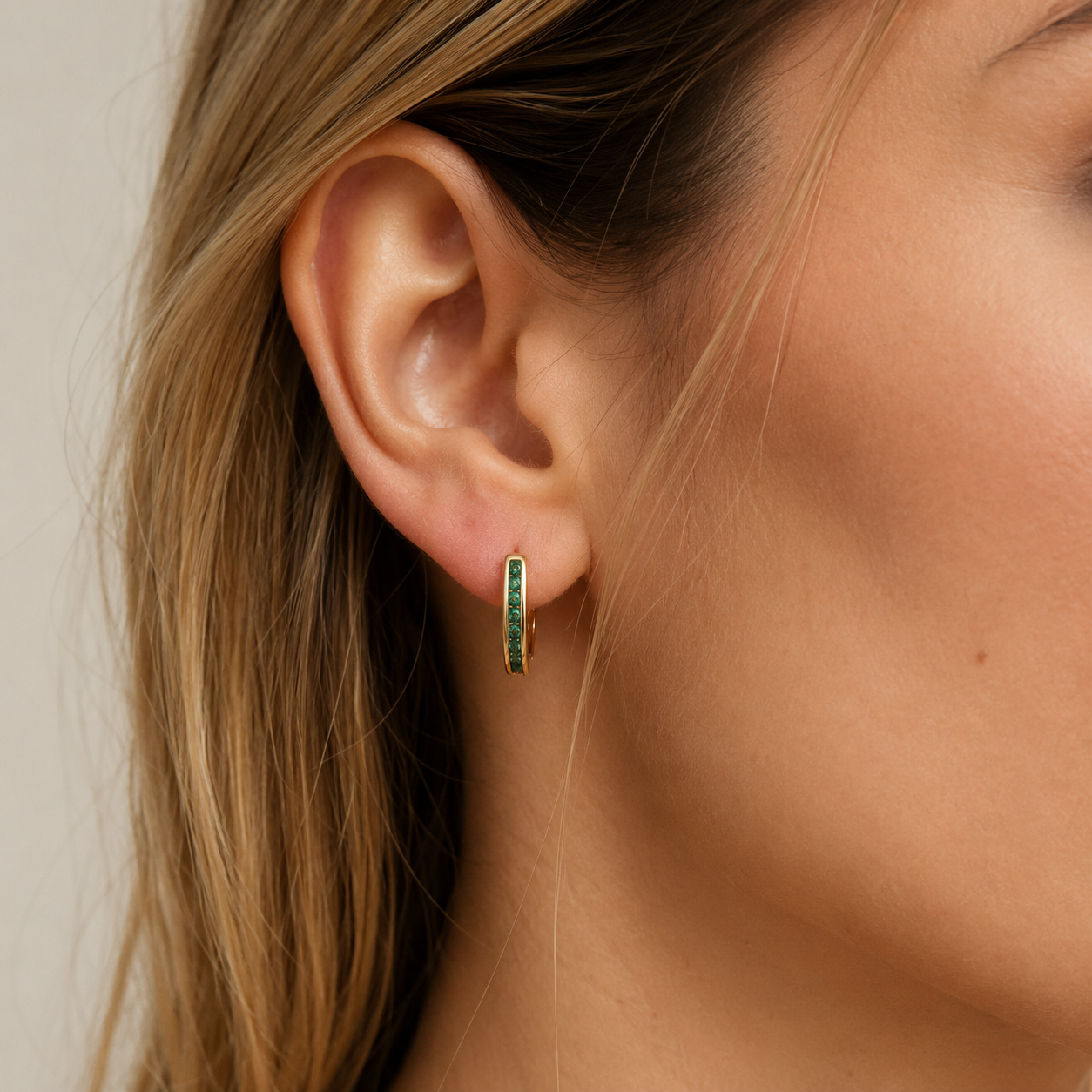 Christine – Boucles d'oreilles dorées en émeraude et diamant