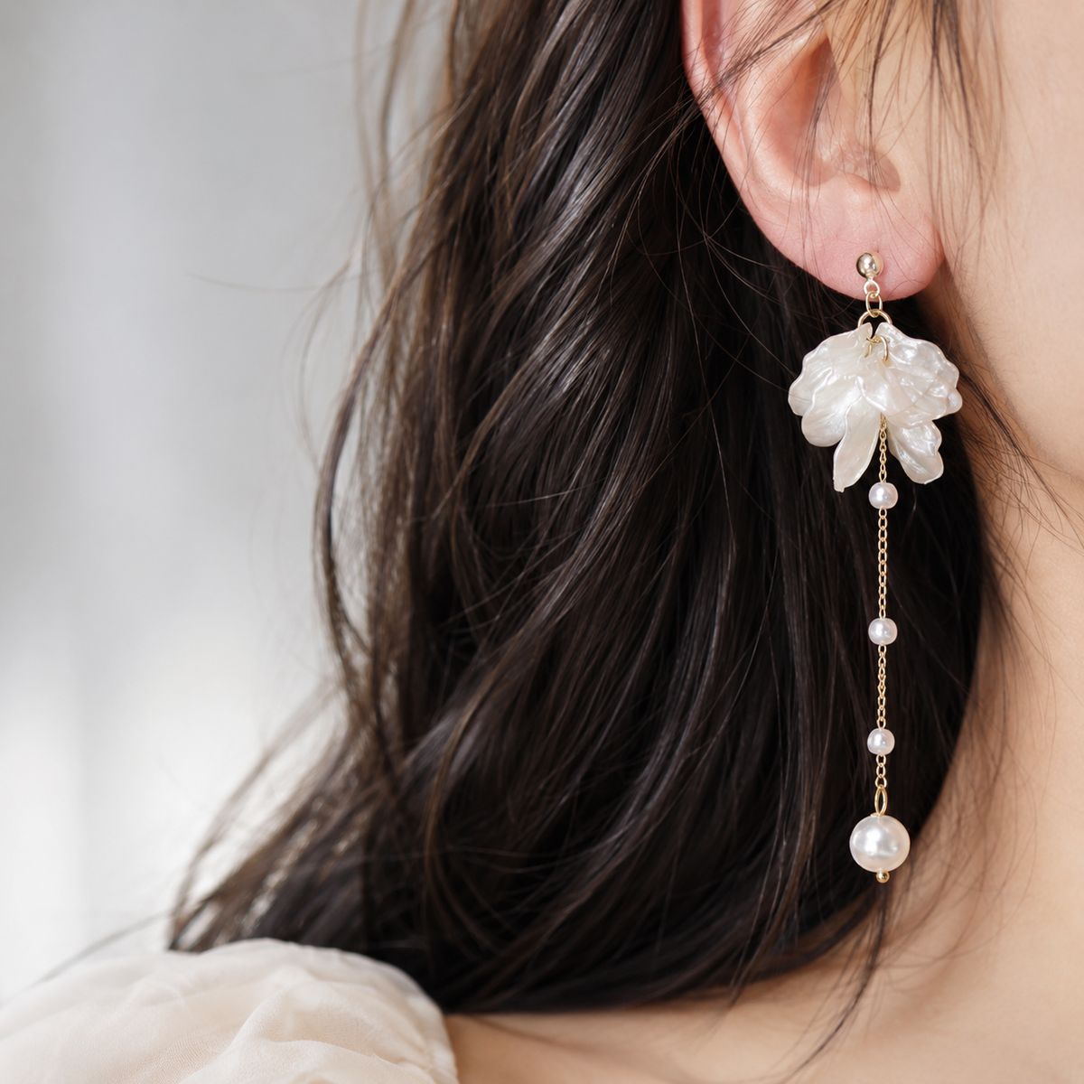 Rhia – Boucles d'oreilles en pétales de fleurs de fées avec perle et franges