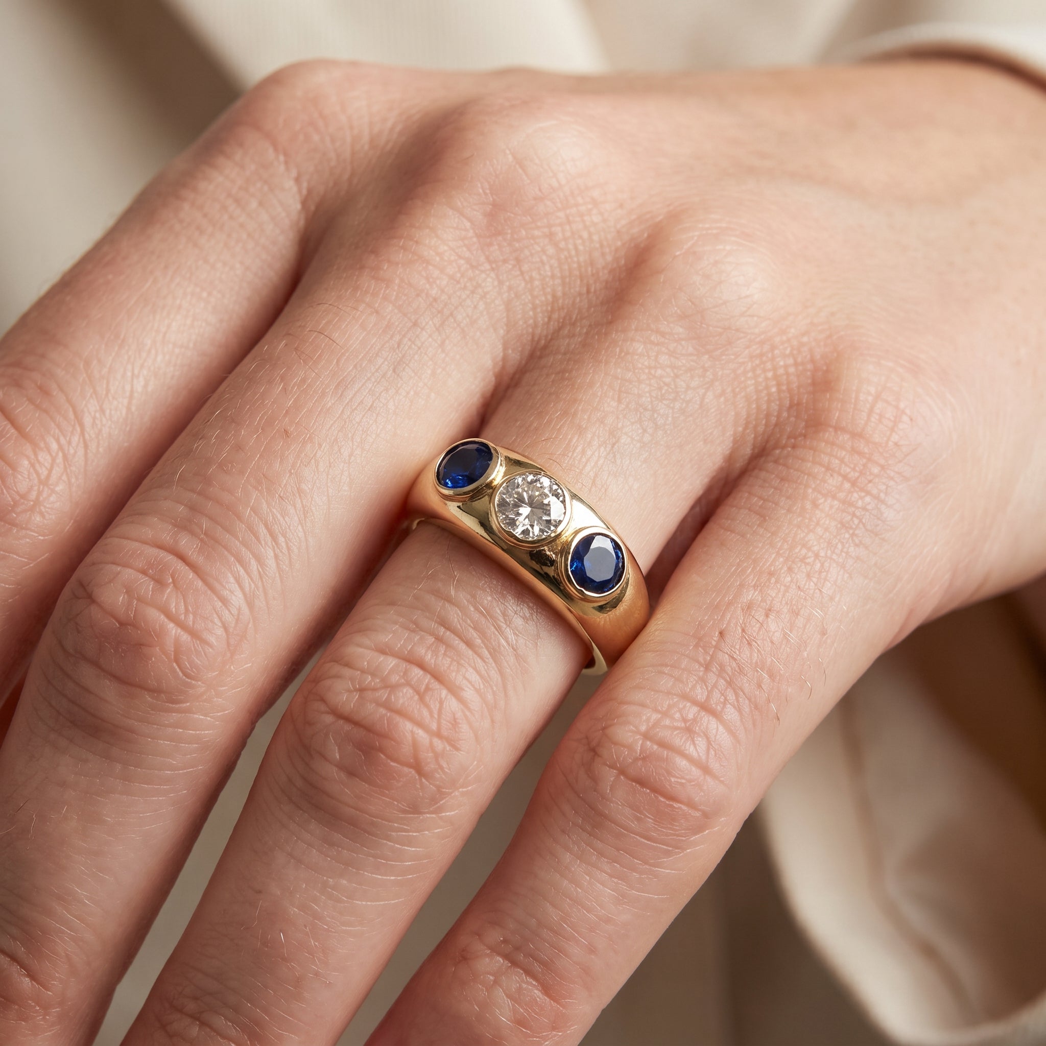 Oceane – Bague vintage dorée avec cristal bleu et zirconiums