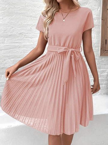 Meza - Robe mi-longue avec plis, ceinture à la taille et manches courtes