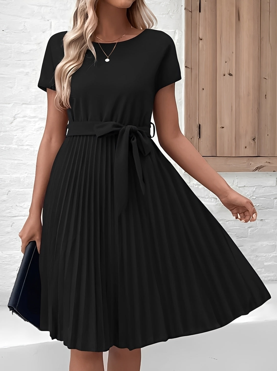 Meza - Robe mi-longue avec plis, ceinture à la taille et manches courtes