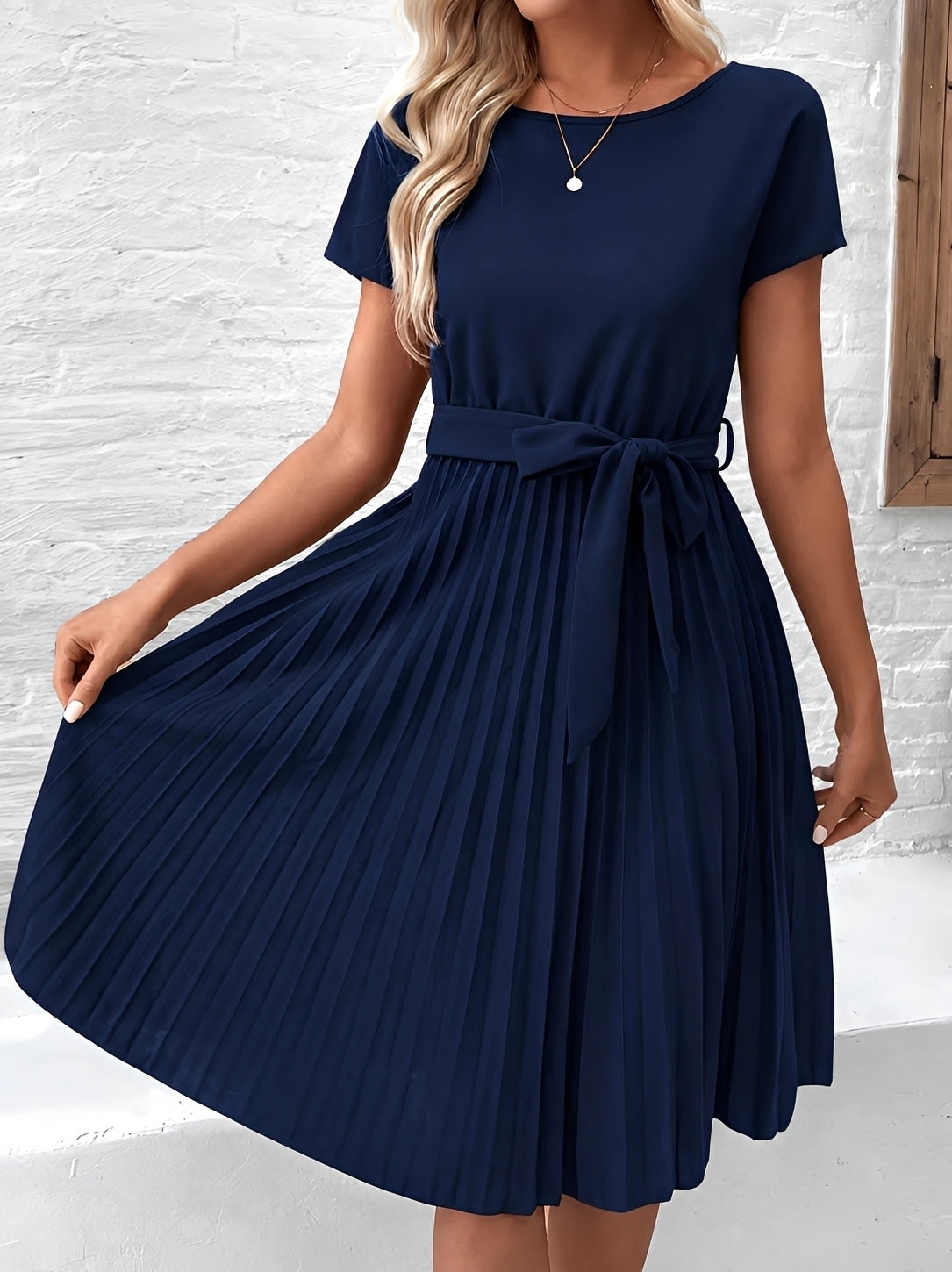 Meza - Robe mi-longue avec plis, ceinture à la taille et manches courtes