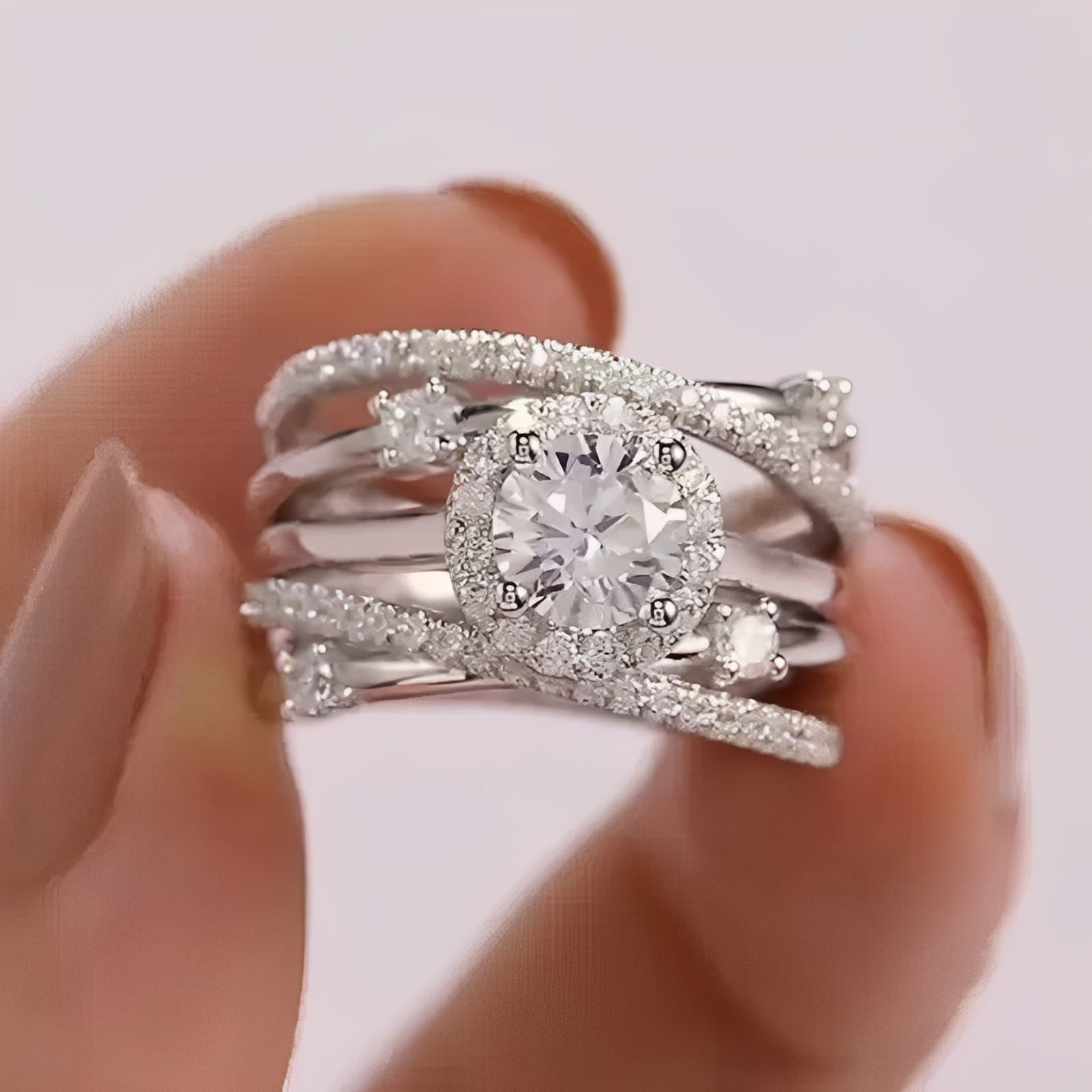 Ivanna – Bague avec zirconias brillantes entrelacées