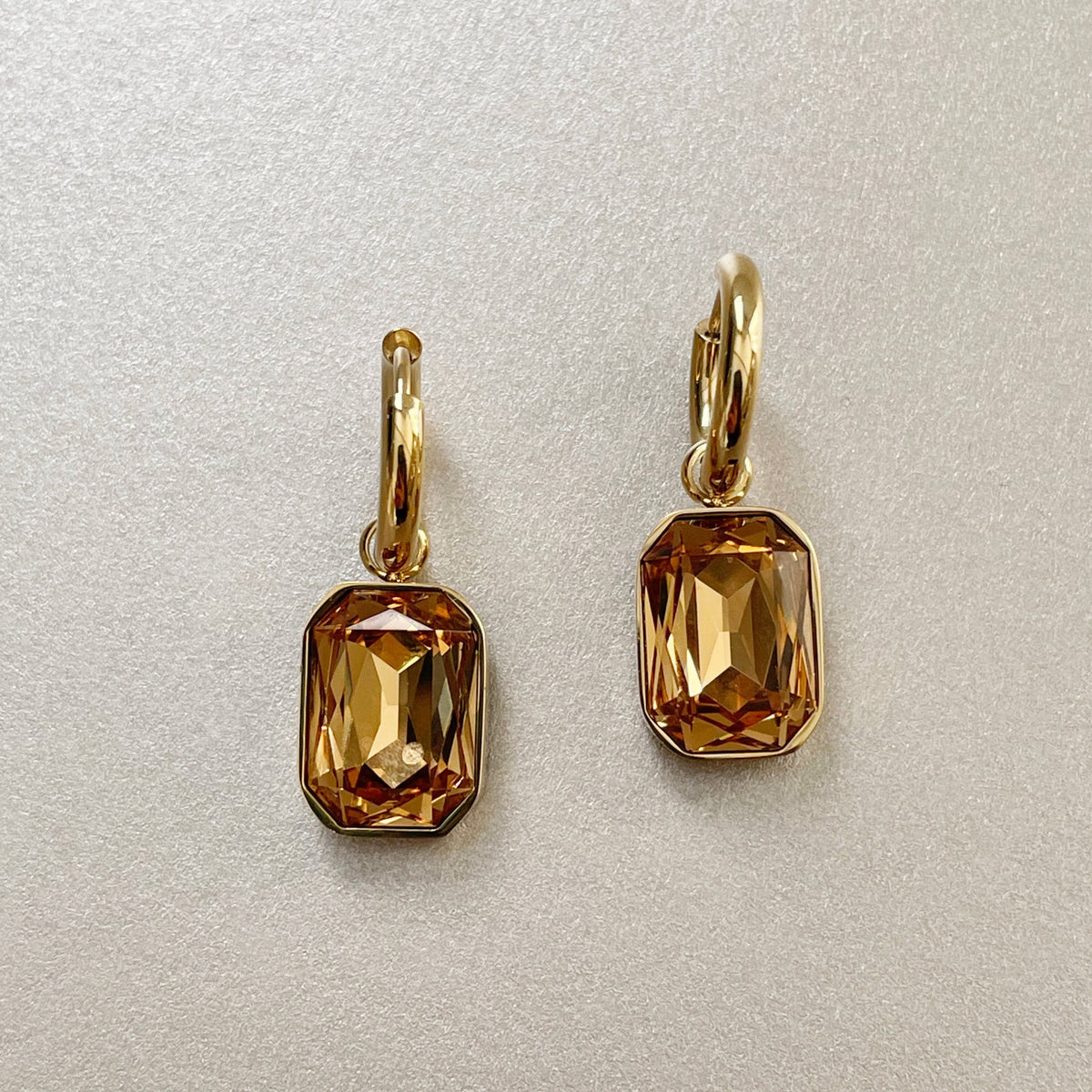 Neri – Boucles d'oreilles dorées avec ambre