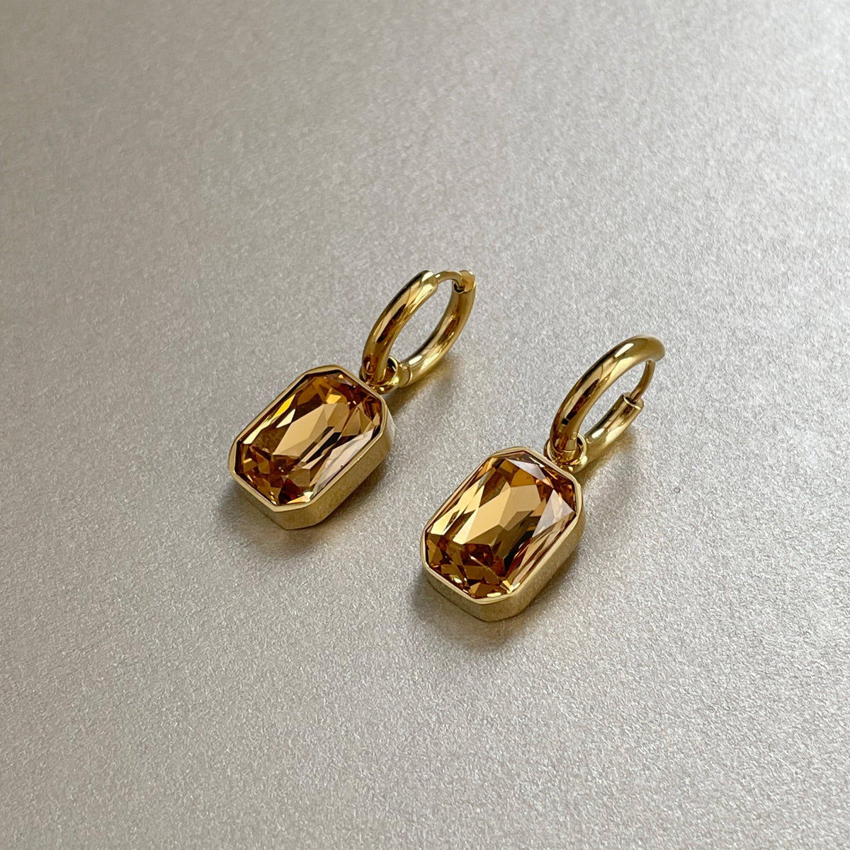 Neri – Boucles d'oreilles dorées avec ambre