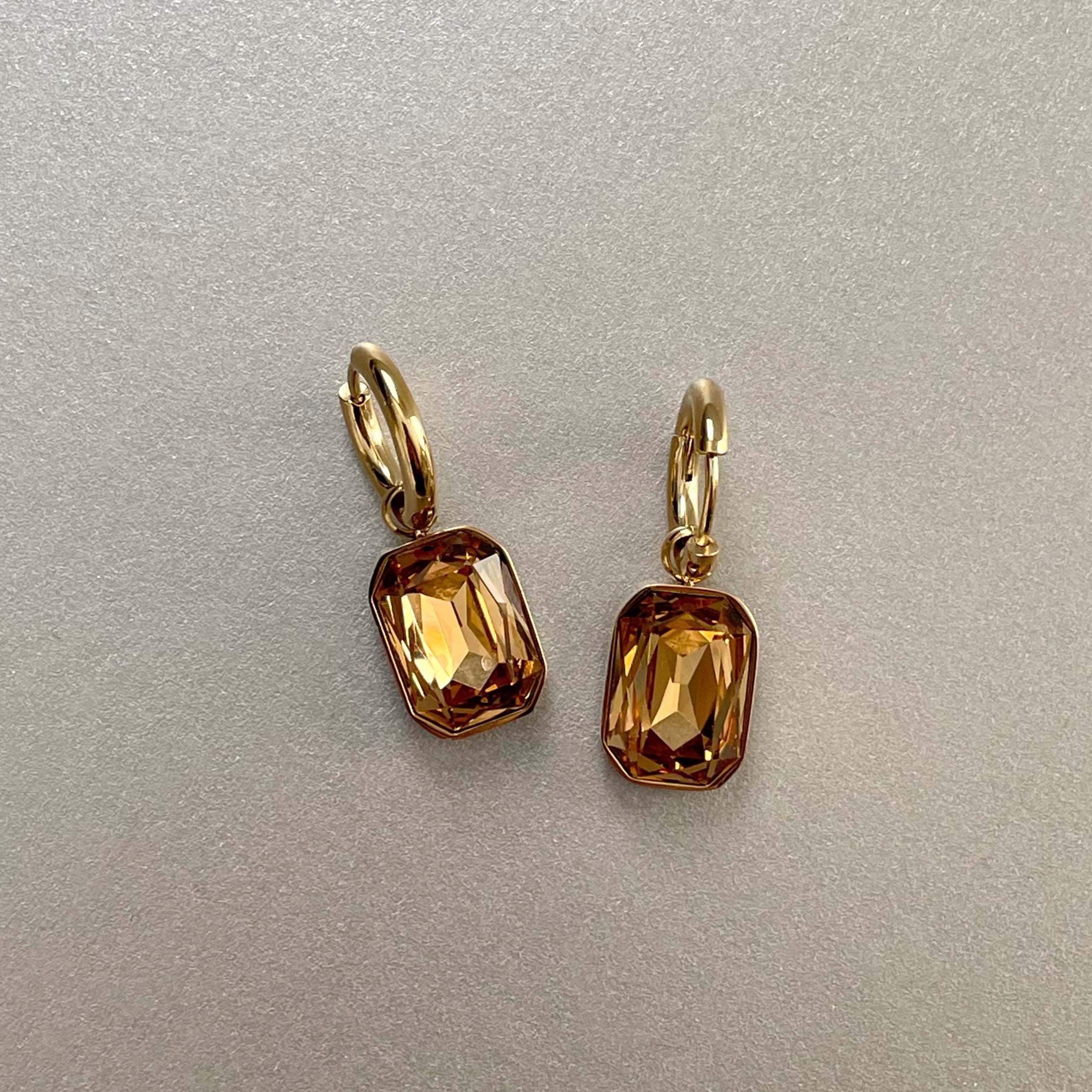 Neri – Boucles d'oreilles dorées avec ambre