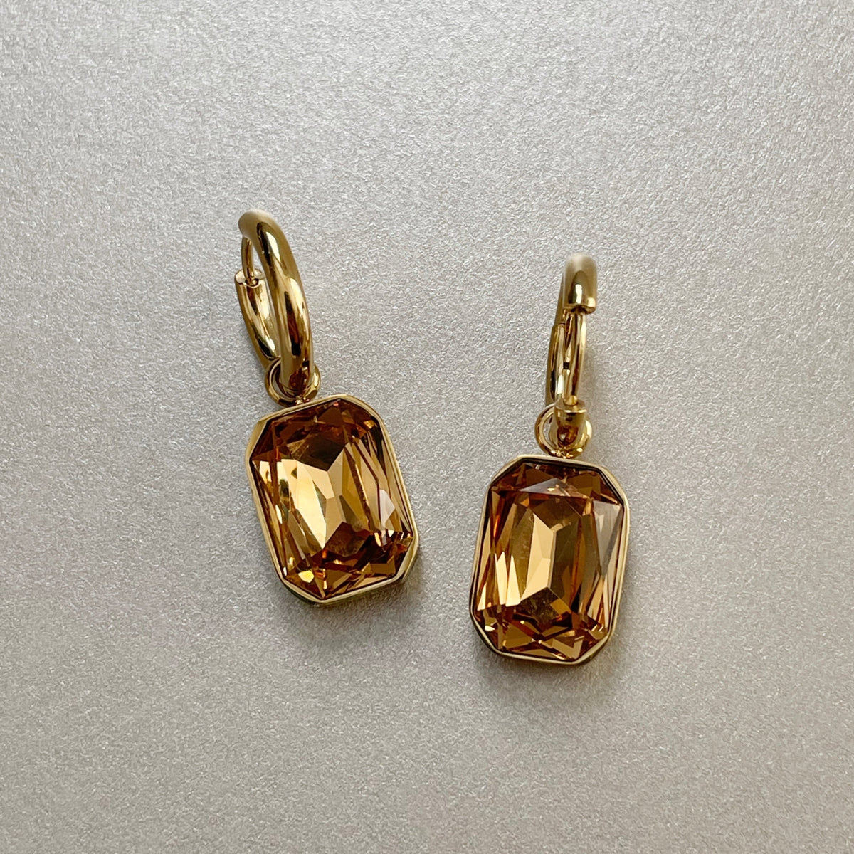 Neri – Boucles d'oreilles dorées avec ambre