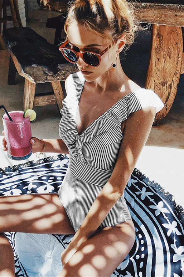 Lucia – Gestreifter Badeanzug, der die Silhouette umschmeichelt