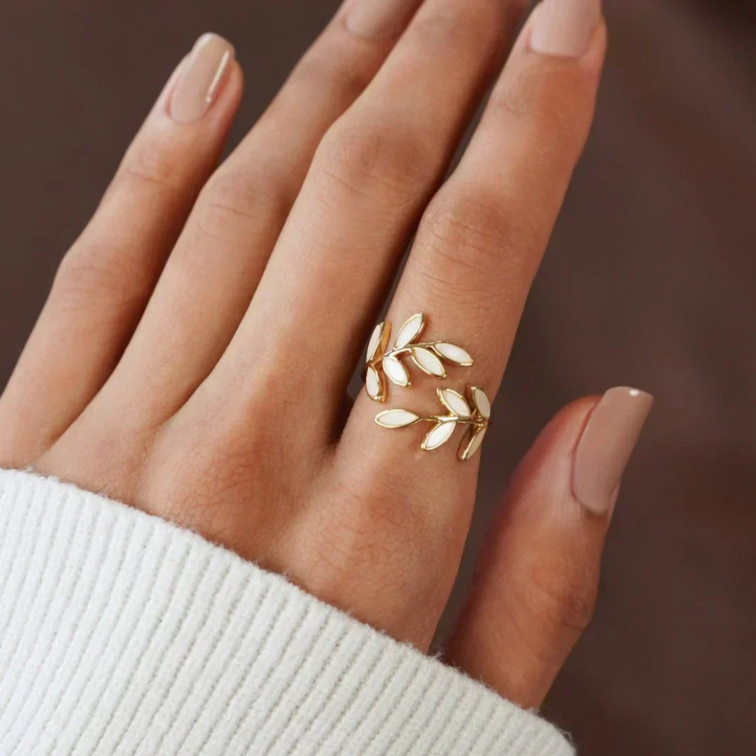 Pria – Bague élégante en opale blanche et feuille