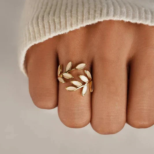 Sylvie – Bague ouverte en argent et opale blanche