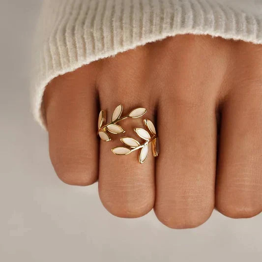 Pria – Bague élégante en opale blanche et feuille