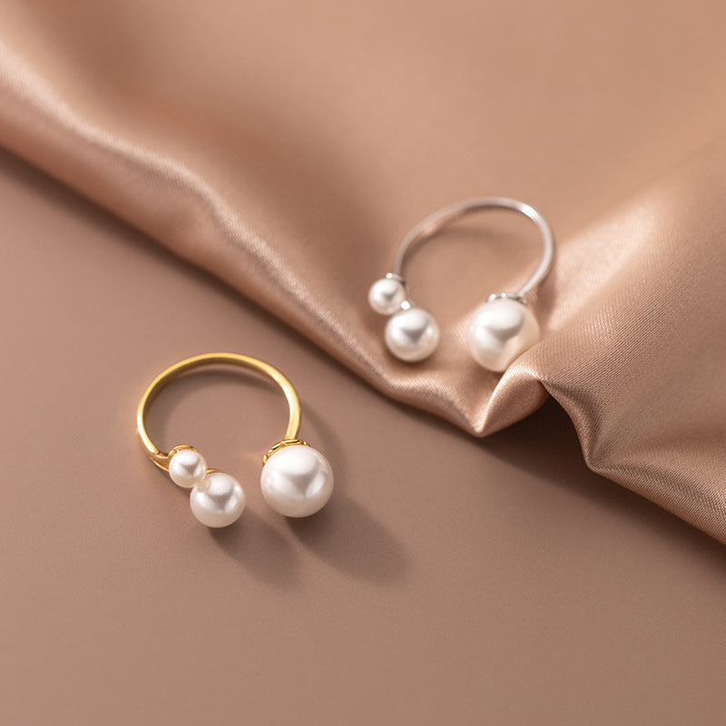 Clara – Bague ajustable avec perle d'eau douce et design triangulaire