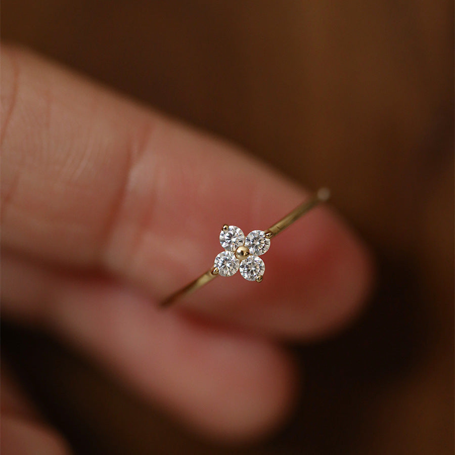 Mia – Bague en trèfle en cristal