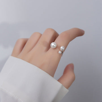 Clara – Bague ajustable avec perle d'eau douce et design triangulaire