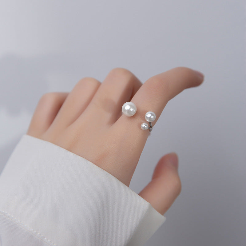 Clara – Bague ajustable avec perle d'eau douce et design triangulaire