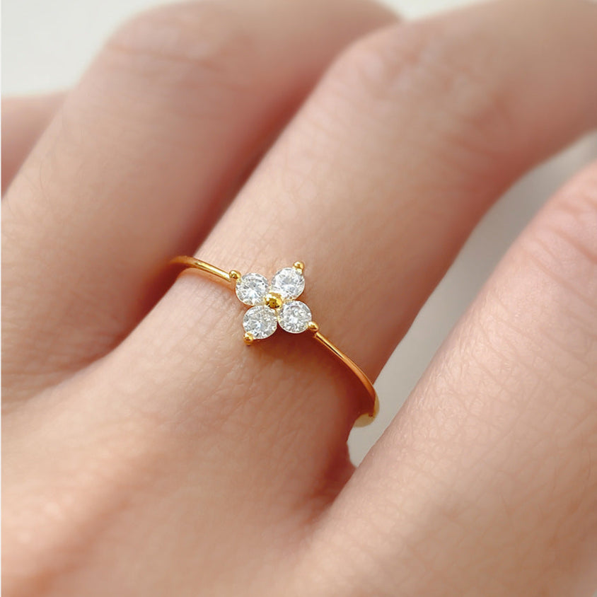 Mia – Bague en trèfle en cristal