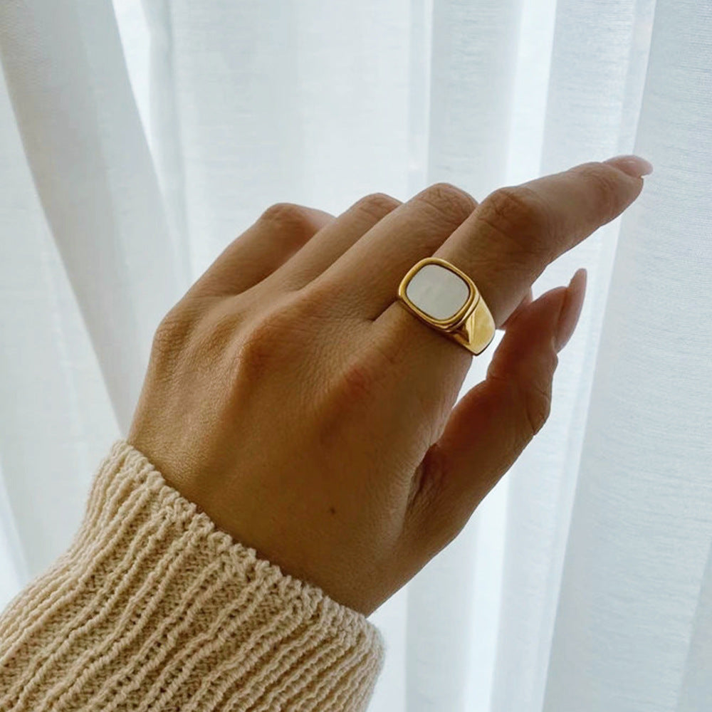 Nova - Bague en or avec coquillage lisse