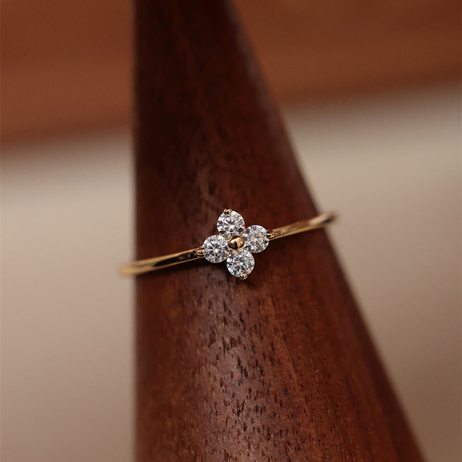 Mia – Bague en trèfle en cristal