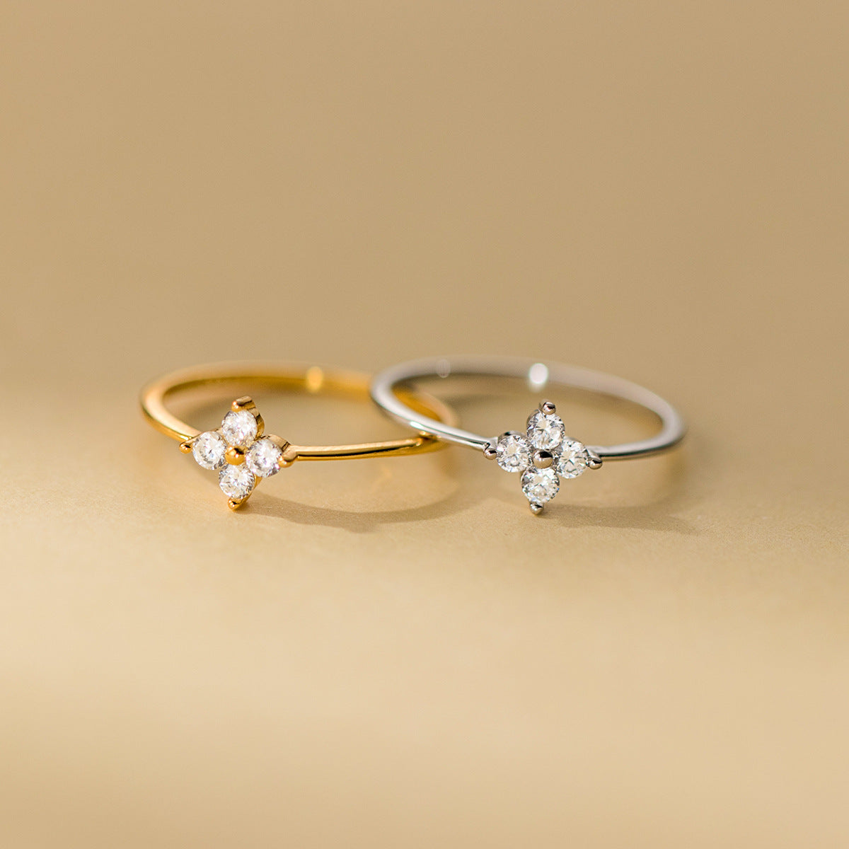 Mia – Bague en trèfle en cristal