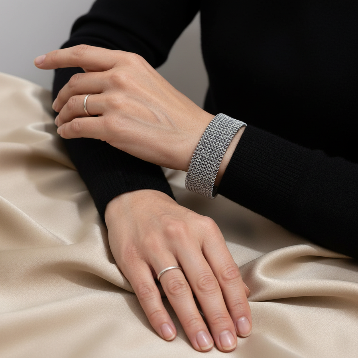 Raya – Bracelet en acier titane avec câble gravé