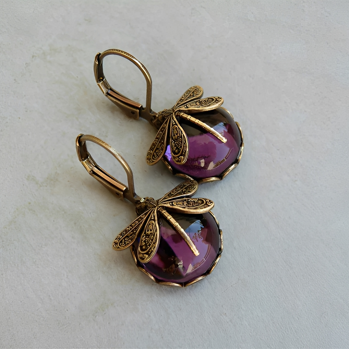 Elandra – Boucles d'oreilles en forme de libellule sphérique en or ancien