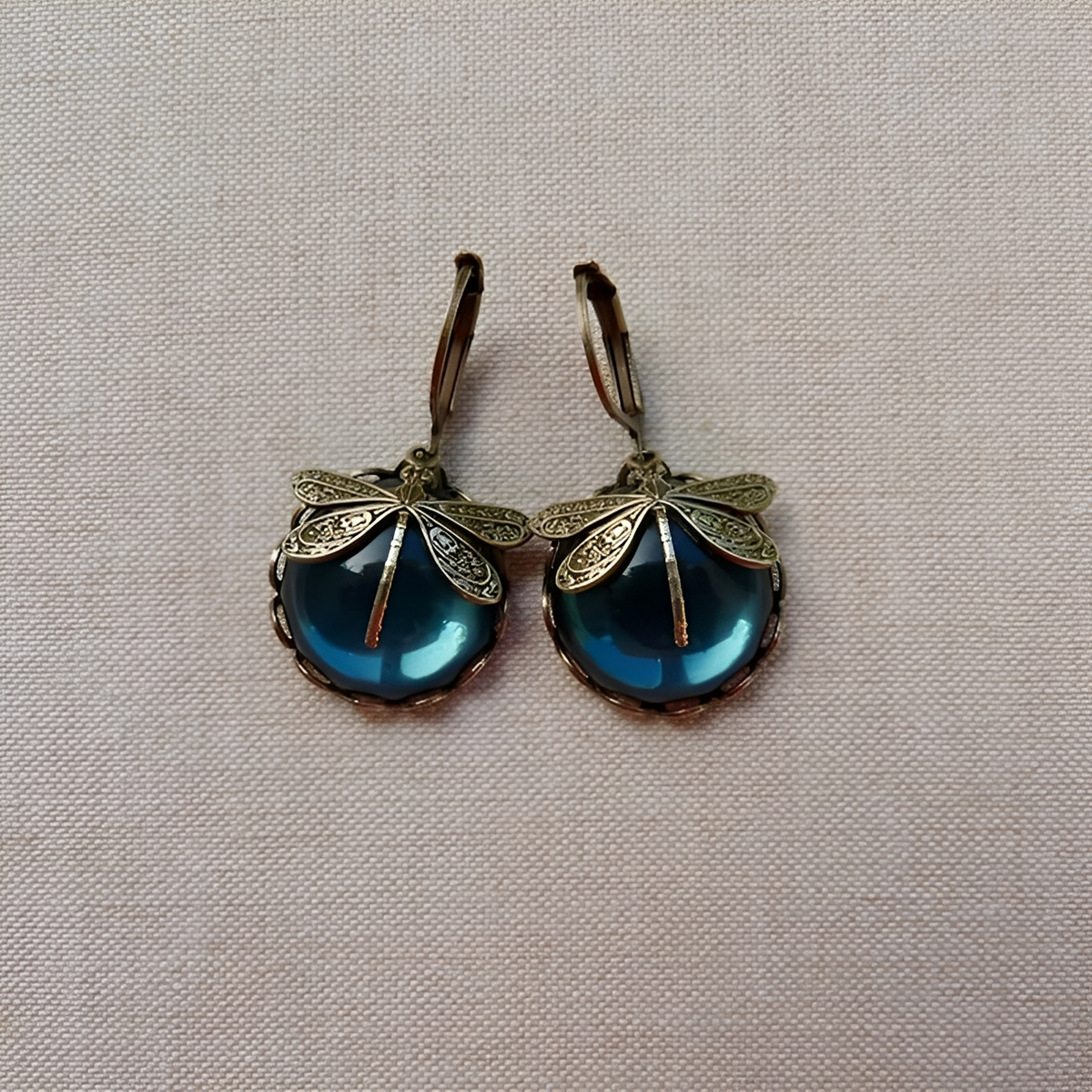 Elandra – Boucles d'oreilles en forme de libellule sphérique en or ancien